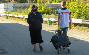 Пожилые люди с тяжелыми сумками были удивлены ситуацией на КПВВ «Станица Луганская». ФОТО