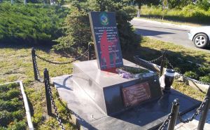 В Лисичанске облили краской памятник погибшим бойцам АТО