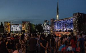 Освобождение Луганской области от фашистов отметили в Луганске масштабным театрализованным концертом. ФОТО