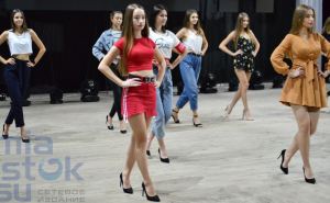 В Луганске провели генеральную репетицию конкурса «Мисс Луганск».