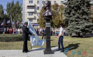 В Луганске открыли бюст Валерия Болотова. ФОТО