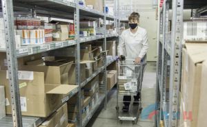 Лекарства от пневмонии и коронавируса начали поступать в аптеки Луганска на три дня позже обещанного