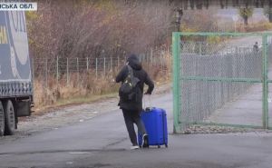 После закрытия КПВВ в Станице Луганской через «Меловое» незаконно границу пересекли более 1200 луганчан. ВИДЕО