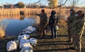 Пограничники выявили незаконную переправу через реку на границе с РФ. Задержали КАМАЗ, два микроавтобуса и две лодки с контрабандой. ФОТО