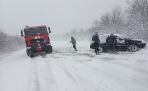 На Луганщине спасатели вытаскивали из снега легковушку