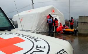 На КПВВ «Станица Луганская» установили шатер Красного Креста вместо сгоревшего