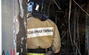 Дом в Донецке тушили 15 пожарных. В огне погибла пенсионерка