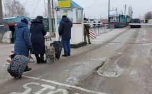 В Меловом на границе с РФ у луганчанина украинские пограничники отобрали 10 тысяч долларов и автомобиль. ФОТО