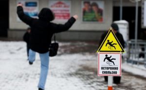 В Луганске сегодня на дорогах и тротуарах будет скользко