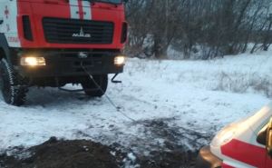 В Новоайдарском районе спасатели вытащили застрявшую в снегу скорую помощь
