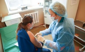 В Луганске около 80% работников скорой помощи ЦЭМПМК прошли первый этап вакцинации