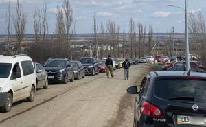 Ужас на Чертково — Меловое. Украинские пограничники держат людей в очереди более 7 часов. ФОТО