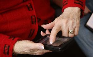 Пенсионеры, чтобы пересечь линию разграничения, вынуждены покупать смартфоны на КПВВ