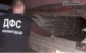У украинско-российской границы задержали грузовик с 5 тоннами контрабандного табака. ФОТО