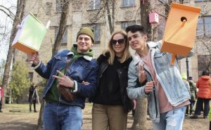Птицы возвращаются домой: в Луганске студенты провели флешмоб. ФОТО