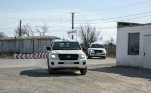 Наблюдатели ОБСЕ впервые обнаружили на Донбассе электрические ограждения установленные у дороги