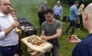 «Они едят из рук президента» — реакция в сети на шашлычную вечеринку Зеленского для СМИ