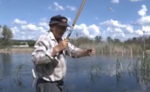 Ловят рыбу в огороде  — Луганщина оправляется от аномальных ливней