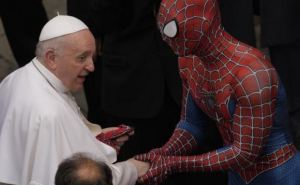 Папа Римский встретился с Человеком-Пауком
