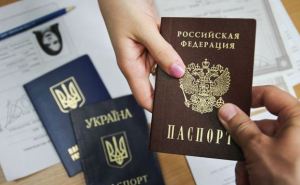 В Кремле выдачу российских паспортов жителям Донбасса назвали «гуманитарной мерой». Речи об интеграции территории не идёт