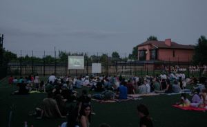 В центре Луганска устроили кинопоказ под открытым небом. ФОТО
