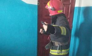 На востоке Луганска горела многоэтажка. Один человек погиб, десять эвакуировали