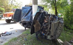 Автомобиль —  в лепёшку, водитель погиб на месте. Жуткая авария в Стаханове. ФОТО