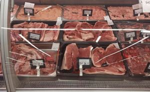 Сравнили мясные ценники в супермаркете и в магазине у дома. Почему такая разница? ФОТО