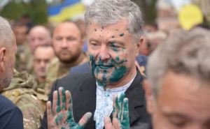 Петра Порошенко после марша националистов облили зеленкой. ВИДЕО. ФОТО