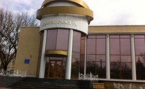 В Луганске запретили торжественные регистрации браков. Нотариусы будут принимать посетителей по-новому