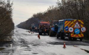 Не смотря на дождь в Луганске за неделю уложили 250 тонн асфальта