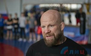Американский боец ММА Джефф Монсон провел показательную тренировку в Луганске. ФОТО