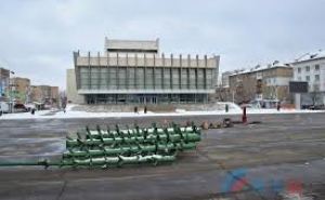 В Луганске начали устанавливать Новогоднюю елку. Горожан ждут сюрпризы