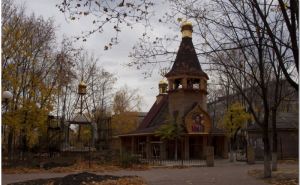 В центре Луганска вандалы разрисовали православный храм сатанинской символикой. ФОТО