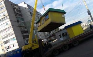 Демонтаж незаконно установленных киосков ведется в Луганске