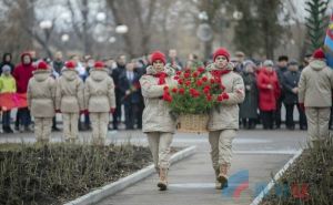В День Неизвестного солдата в Луганске провели реквием у Братской могилы. ФОТО
