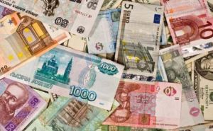 На выходных в Луганске курс рубля продолжает уверенно расти