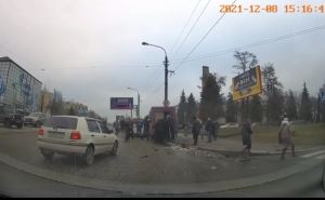 В центре Луганска ДТП с маршруткой. Пострадали семь человек, включая ребенка