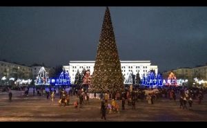 Сюрприз для луганчан. На Театральной площади установили елку с новой иллюминацией. ВИДЕО