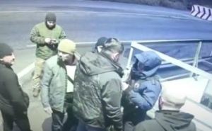 Замглавы МВД устроил скандал на блокпосту на Донбассе и угрожал полицейским
