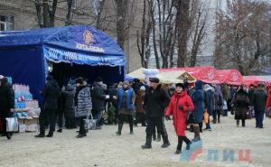 Зачем Манолису Пилавову топор? В Луганске идет большая предновогодняя ярмарка. ФОТО