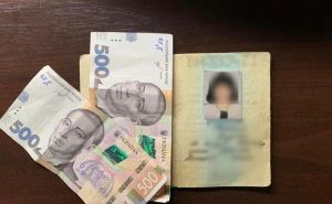 На КПВВ женщина предложила взятку, чтобы не заметили исправления в паспорте