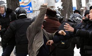 Протестующие в Алма-Аты начали стрелять по полицейским. Есть раненые. ВИДЕО