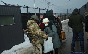 Что реально вчера происходило на КПВВ «Станица Луганская». Переходить мешали гололед и делегация из ЕС. ФОТО