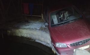 Под Луганском спасатели помогли вытащить из колодца застрявший там автомобиль. ФОТО