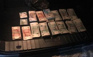 На КПВВ в Меловом у дончанина в машине нашли больше 2 млн рублей и номера ДНР