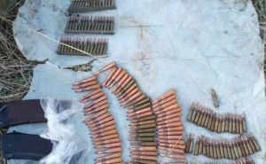 На заброшенной АЗС в Луганске нашли почти 1 000 патронов и гранаты