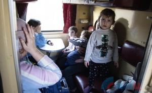 Второй поезд с беженцами из Луганска наконец-таки отправился в Россию
