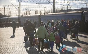 Из Луганска в РФ отправился поезд с эвакуированными. Следующий в 16 часов