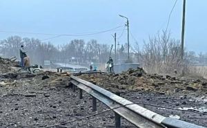 В Троицке на Луганщине в результате обстрела пострадала инфраструктура и мост